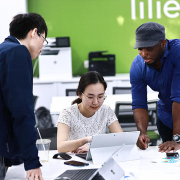 Three Rice MBA students in the Lilie Lab at Cambridge Building